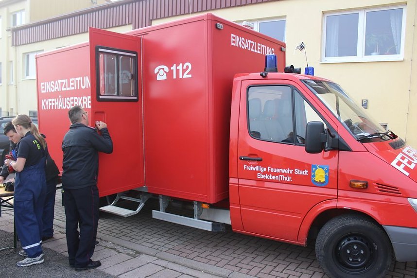 Leistungsspange von jungen Feuerwehrleuten erk&auml;mpft