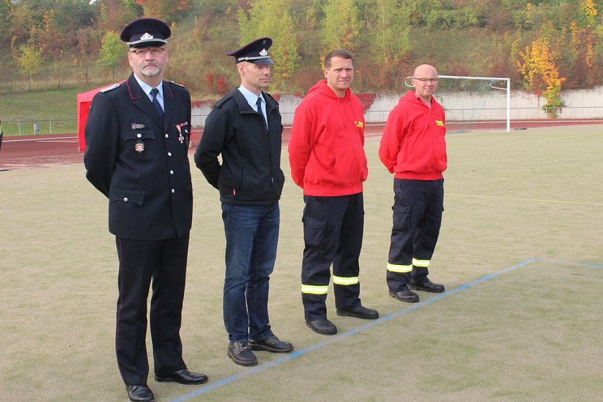 Leistungsspange von jungen Feuerwehrleuten erk&auml;mpft