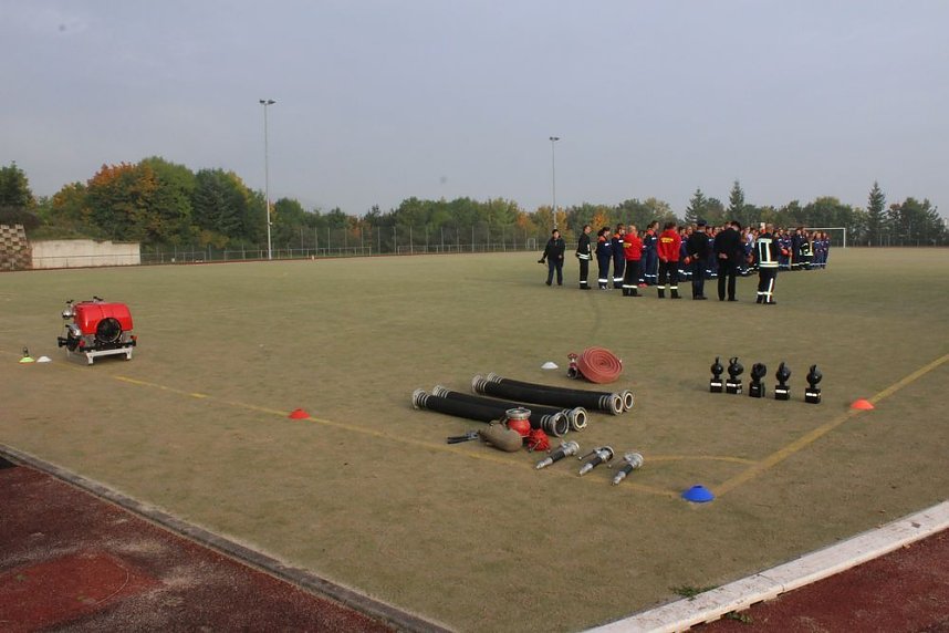 Leistungsspange von jungen Feuerwehrleuten erk&auml;mpft