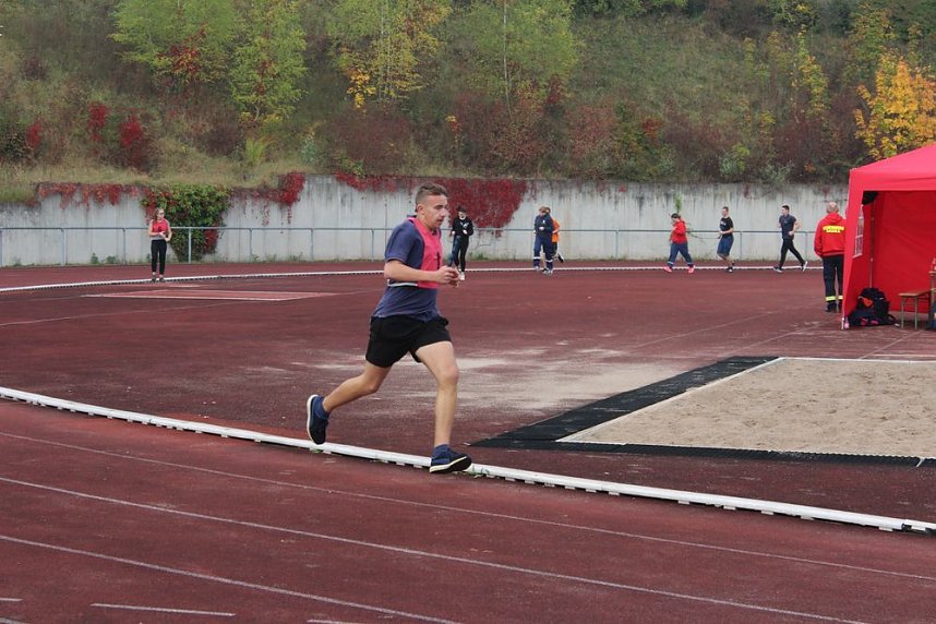 Leistungsspange von jungen Feuerwehrleuten erk&auml;mpft