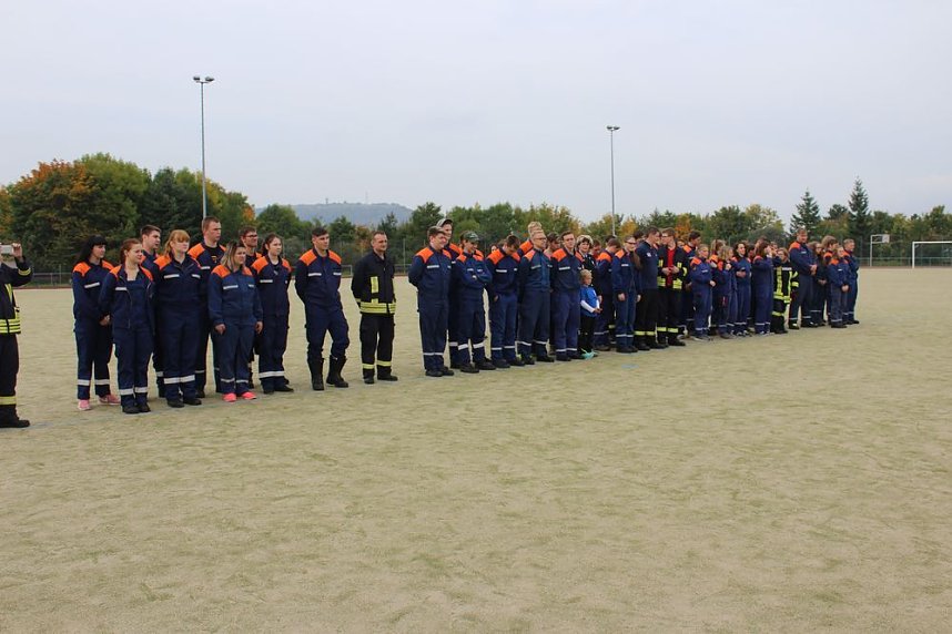 Leistungsspange von jungen Feuerwehrleuten erk&auml;mpft