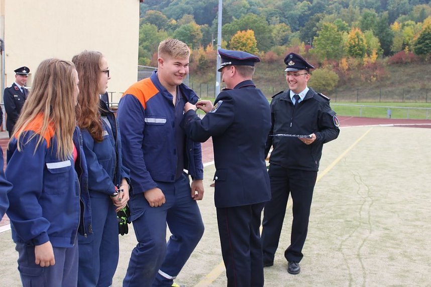 Leistungsspange von jungen Feuerwehrleuten erk&auml;mpft