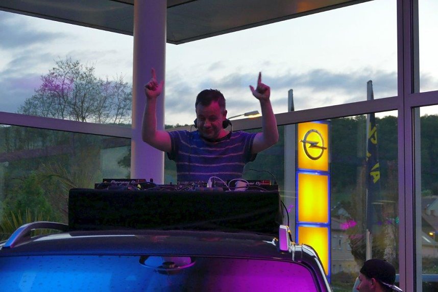 Afterwork-Party im Mercedes-Autohaus