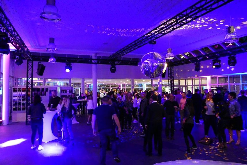 Afterwork-Party im Mercedes-Autohaus