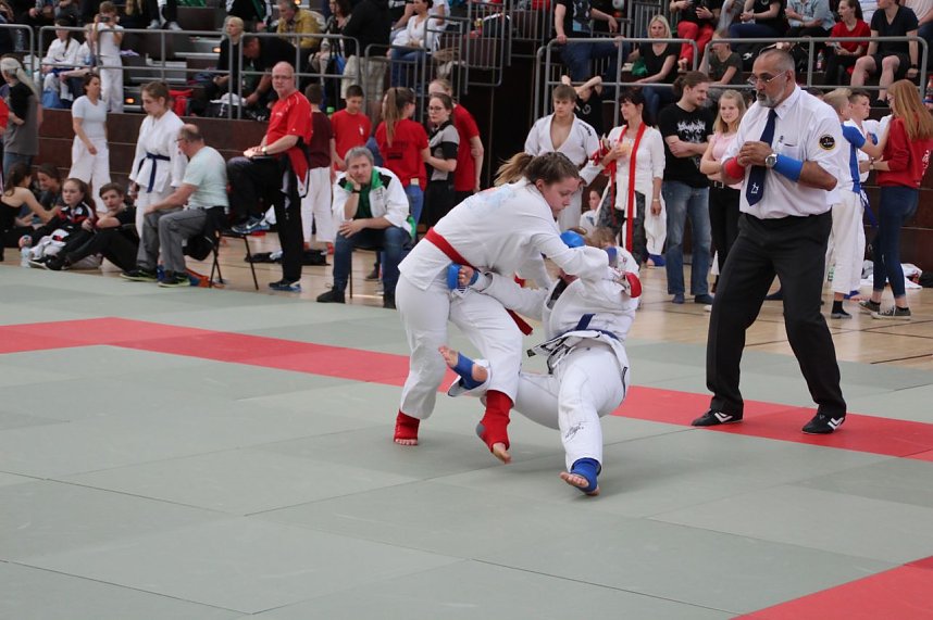 Madlen (links, rot) bringt ihre Gegnerin zu Fall