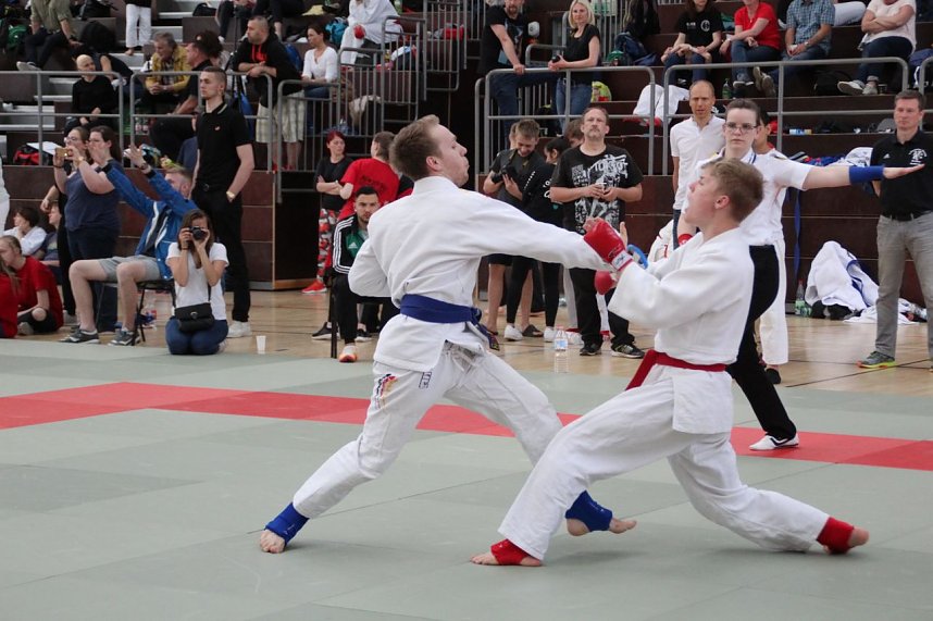 Oliver (links, blau) setzt einen Fauststo&szlig;