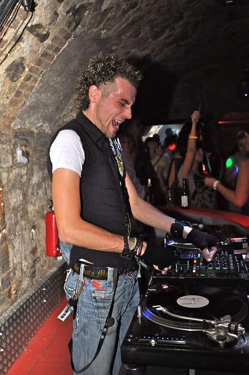 Funky  Kitchen NDH Tunes Clubtour im Grease