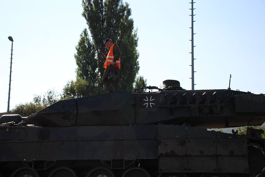 Panzer in Richtung Litauen verladen
