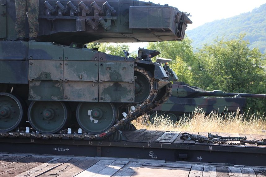 Panzer in Richtung Litauen verladen