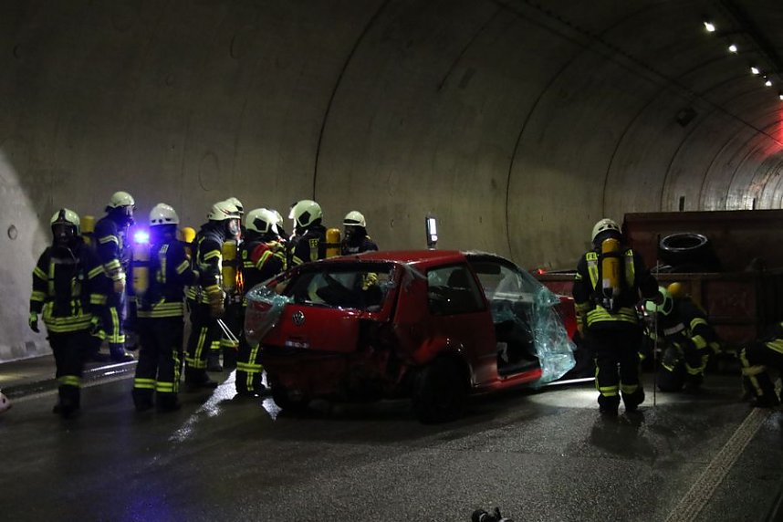 Gro&szlig;&uuml;bung im H&ouml;llbergtunnel