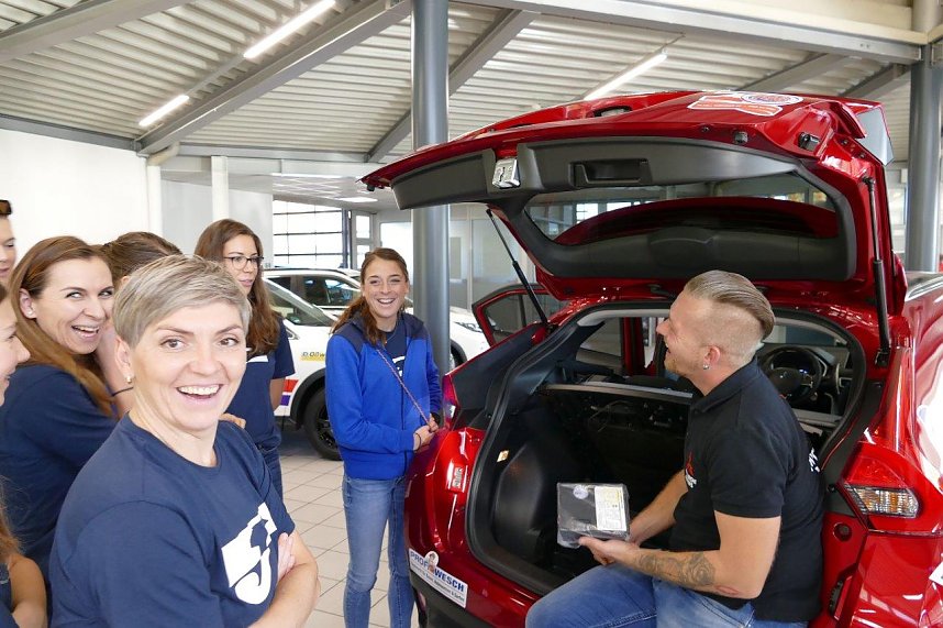 Autos an THC-M&auml;dels &uuml;bergeben