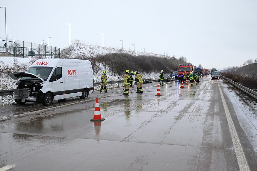 Transporter in der Mittelleitplanke