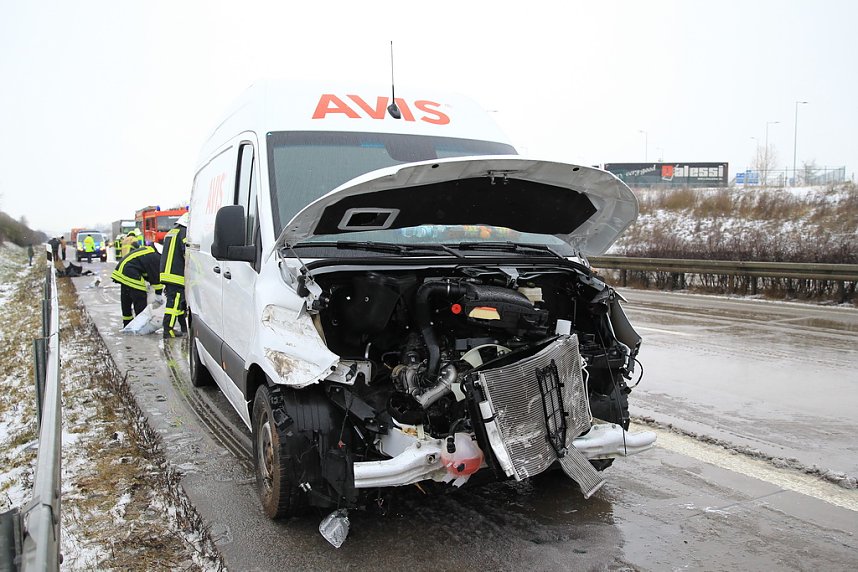 Transporter in der Mittelleitplanke