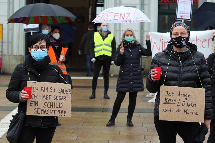 Proteste der Fris&ouml;rinnung vor dem Nordh&auml;user Bahnhof