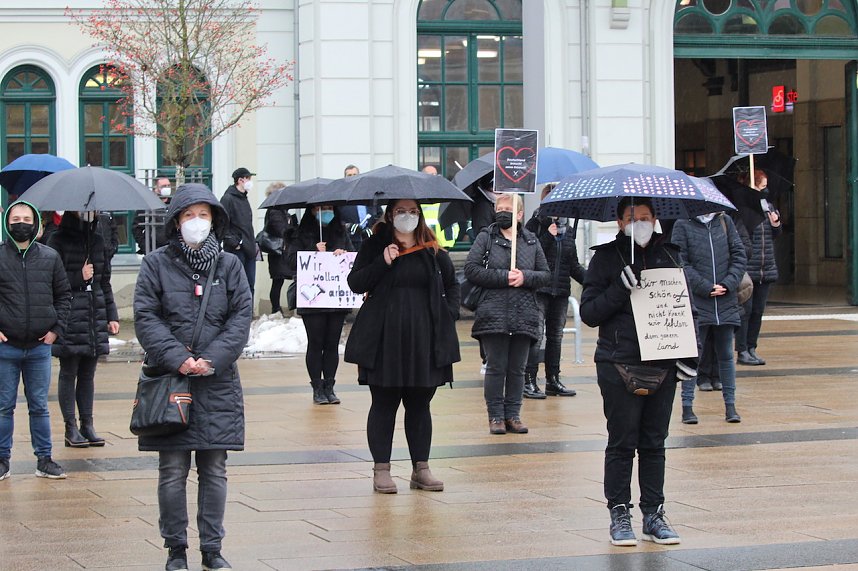 Proteste der Fris&ouml;rinnung vor dem Nordh&auml;user Bahnhof