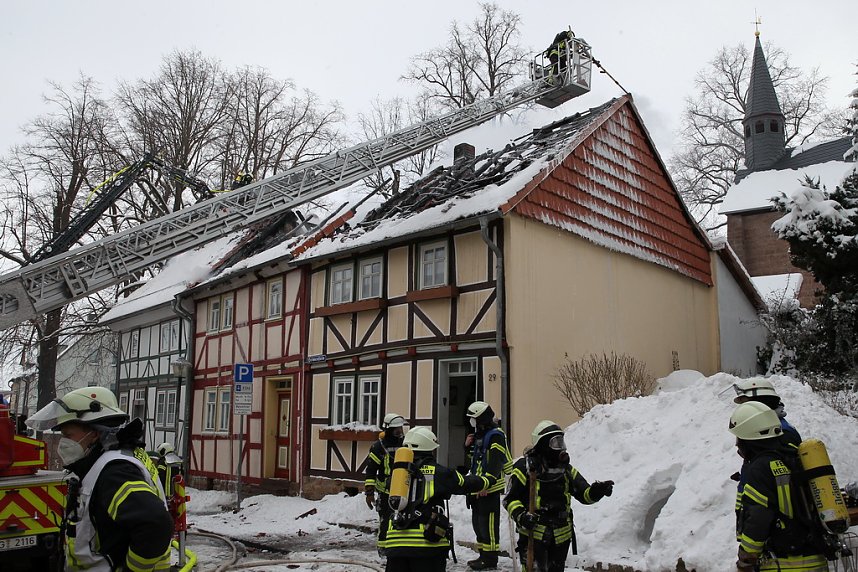 Dachstuhlbrand griff auf Nachbarh&auml;user &uuml;ber