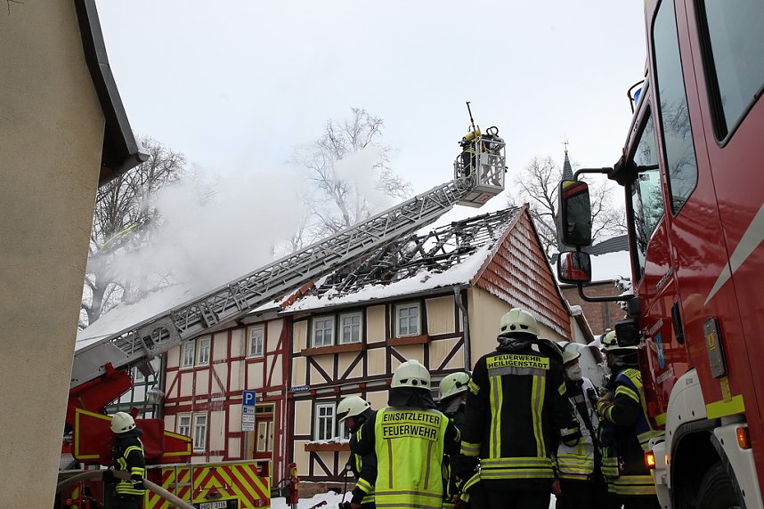 Dachstuhlbrand griff auf Nachbarh&auml;user &uuml;ber