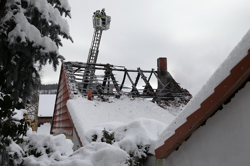 Dachstuhlbrand griff auf Nachbarh&auml;user &uuml;ber