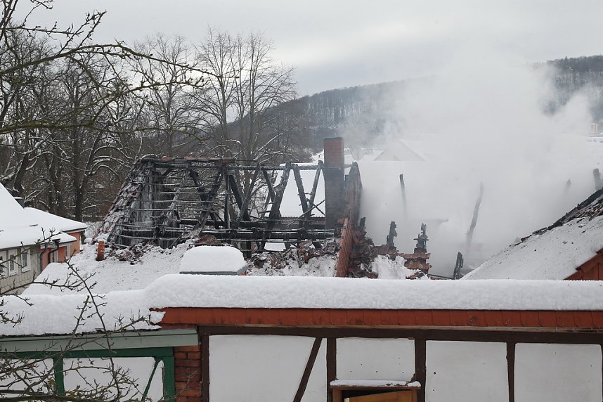 Dachstuhlbrand griff auf Nachbarh&auml;user &uuml;ber