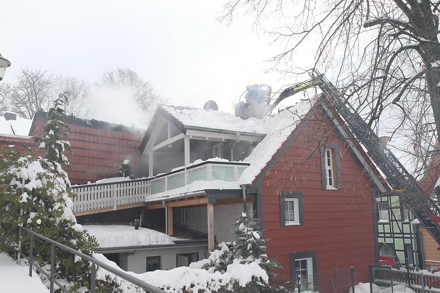 Dachstuhlbrand griff auf Nachbarh&auml;user &uuml;ber