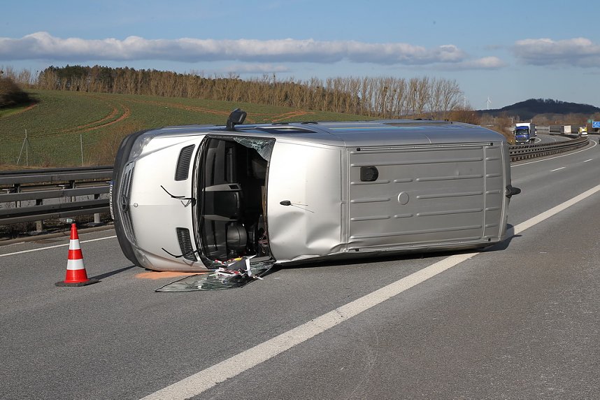 Reifenplatzer f&uuml;hrt zu Unfall
