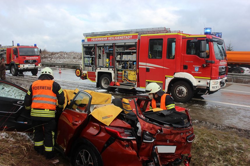 Die Feuerwehr Heiligenstadt musste heute eine Frau aus ihrem Fahrzeug retten