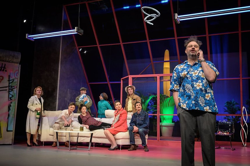 Das Ensemble des Rudolst&auml;dter Theaters l&auml;sst am Freitag die Mauer noch einmal fallen