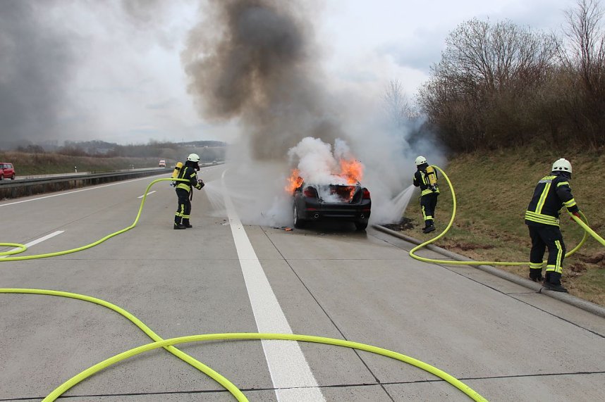 Ausgebranntes Auto auf der A38 bei Leinefelde