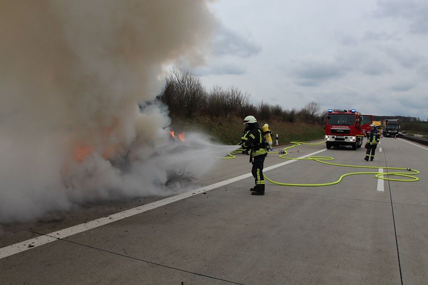 Ausgebranntes Auto auf der A38 bei Leinefelde