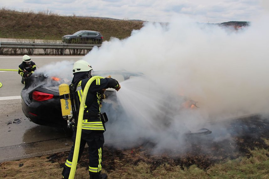 Ausgebranntes Auto auf der A38 bei Leinefelde