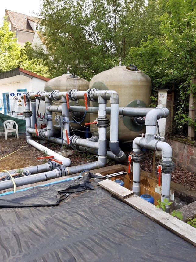 Pechschwarz hatte sich das Wasser im Becken des Hundeshagener Freibades nach einer technischen St&ouml;rung am Filtersystem gef&auml;rbt. 