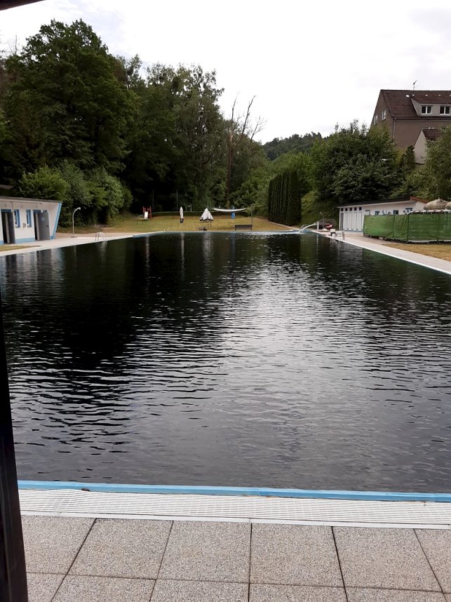 Pechschwarz hatte sich das Wasser im Becken des Hundeshagener Freibades nach einer technischen St&ouml;rung am Filtersystem gef&auml;rbt. 