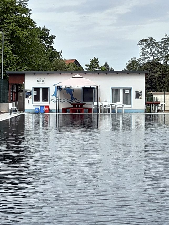 Pechschwarz hatte sich das Wasser im Becken des Hundeshagener Freibades nach einer technischen St&ouml;rung am Filtersystem gef&auml;rbt. 