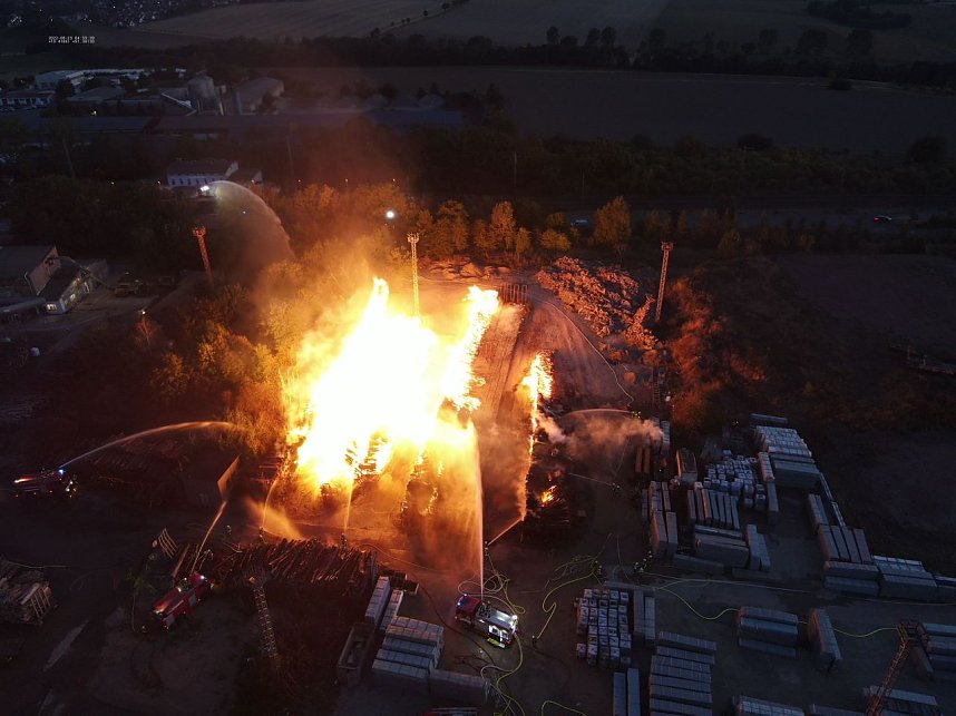 Brand auf dem Gel&auml;nde einer Holzverarbeitungsfirma