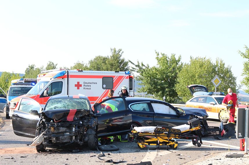 Frontalzusammensto&szlig; zweier Pkw