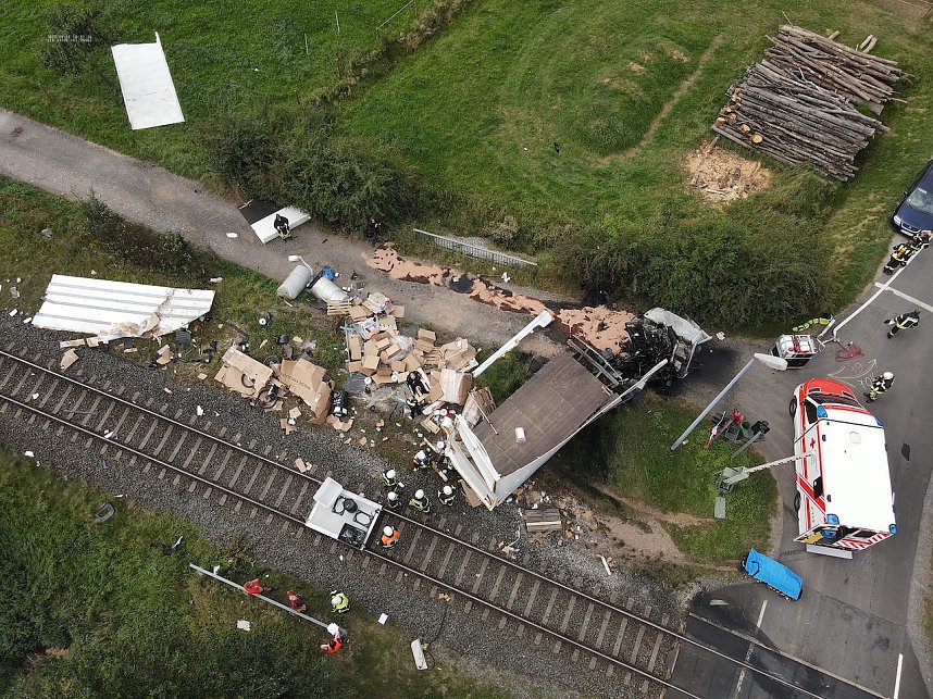 Unfall am Bahn&uuml;bergang: stundenlange Sperrung der Strecke