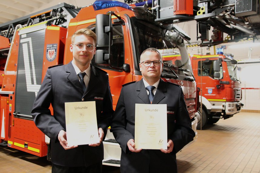 Robert D&ouml;lle und Mathias Kistner mit ihren Urkunden