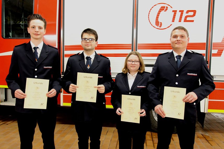 Oberfeuerwehrfrau und Oberfeuerwehrm&auml;nner