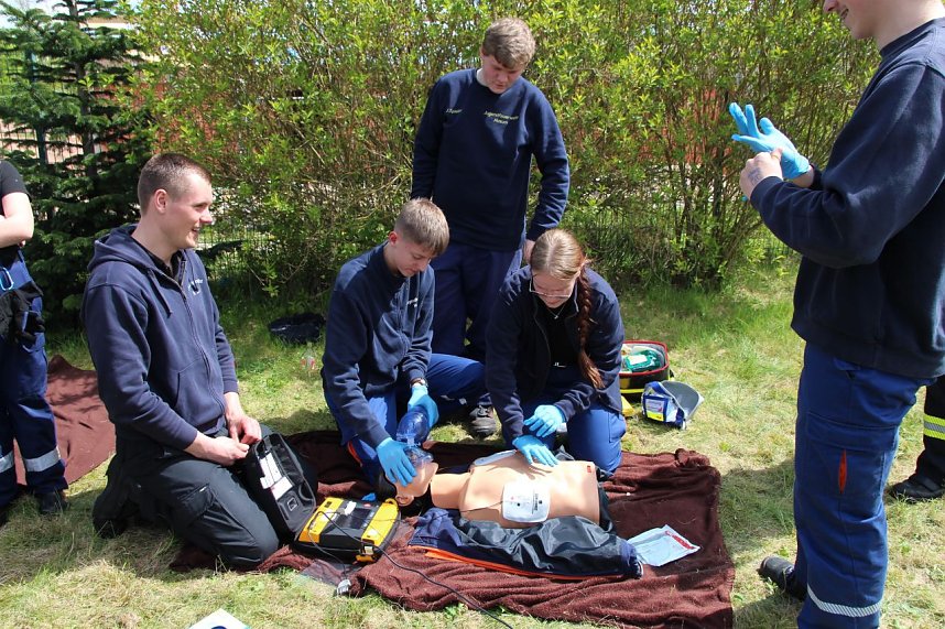 Junge Nachwuchskr&auml;fte bei der Orientierungsfahrt