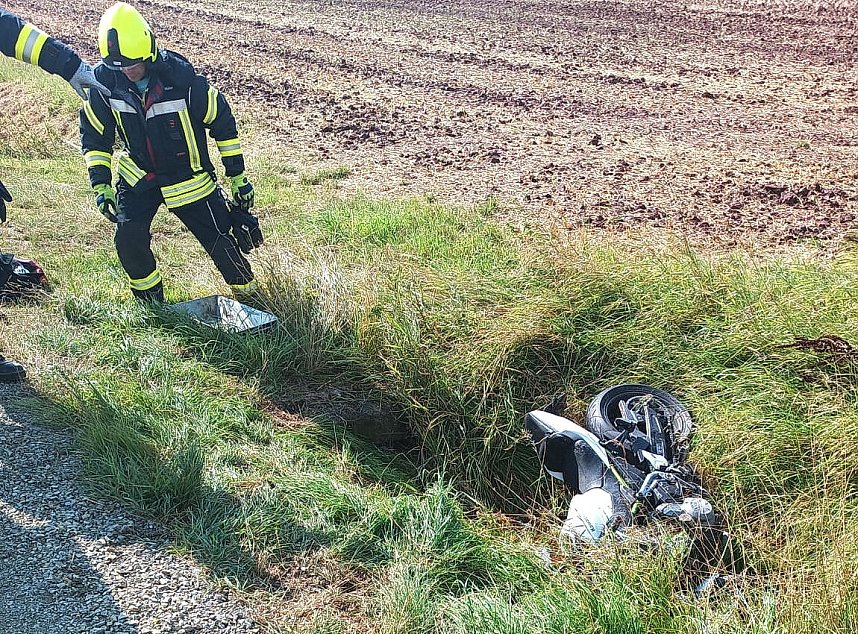 Bikerin bei Sturz schwer verletzt