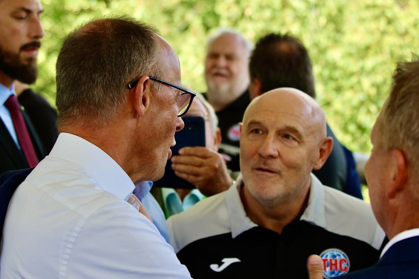 Friedrich Merz (CDU) im Gespr&auml;ch mit Herbert M&uuml;ller (Trainer THC Damen)