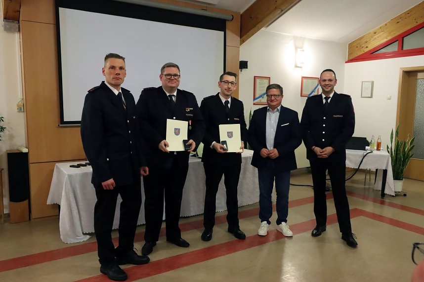 Ehrungen und Bef&ouml;rderungen f&uuml;r Feuerwehrkameraden