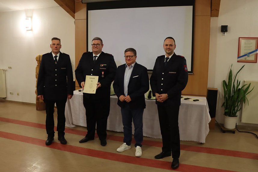 Ehrungen und Bef&ouml;rderungen f&uuml;r Feuerwehrkameraden