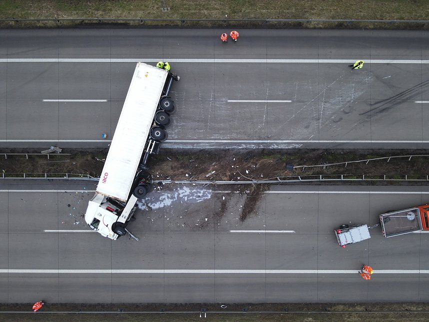Sattelschlepper auf der A38 umgekippt
