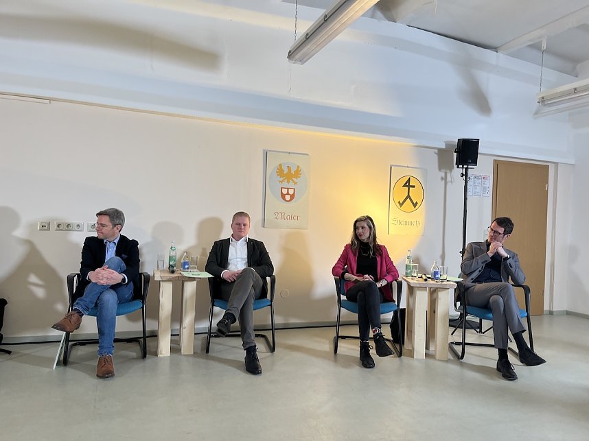 Wahlpodium mit Fragen der regionalen Wirtschaft