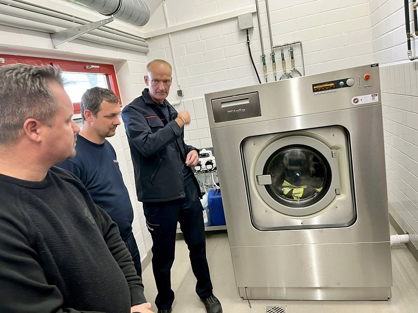 Eine XXL-Waschmaschine f&uuml;r die Feuerwehr