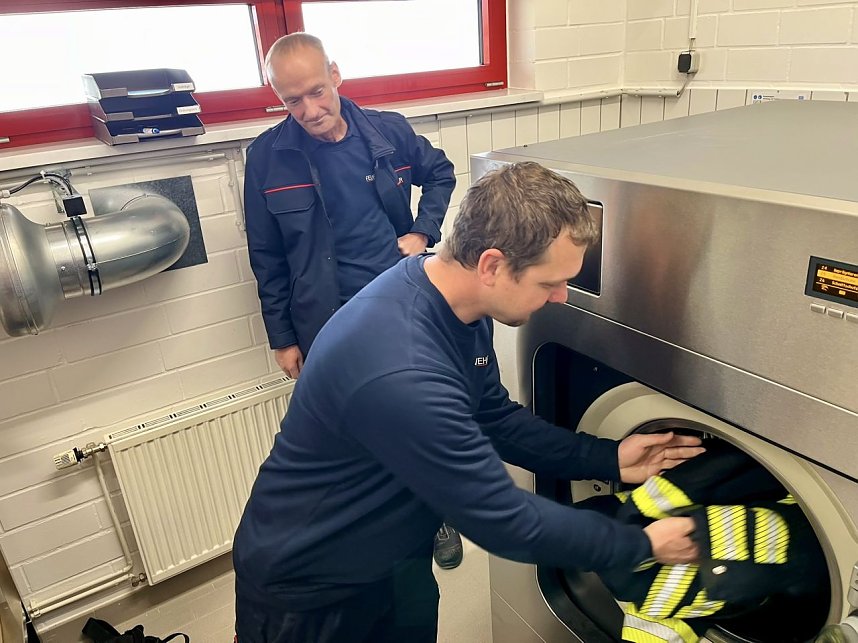 Eine XXL-Waschmaschine f&uuml;r die Feuerwehr