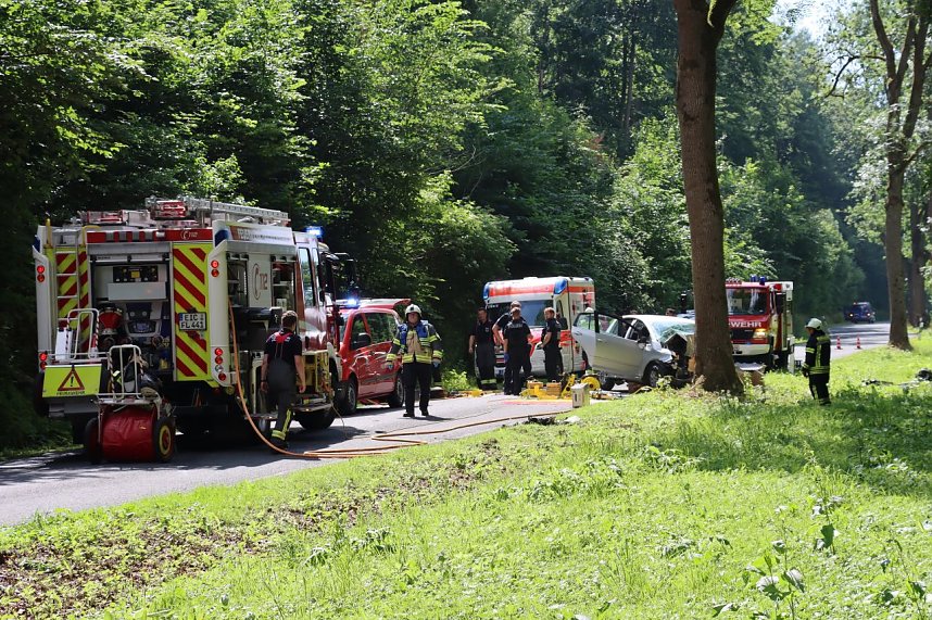 Fahrer stirbt bei Frontalkollision, Feuerwehr befreit Eingeklemmten