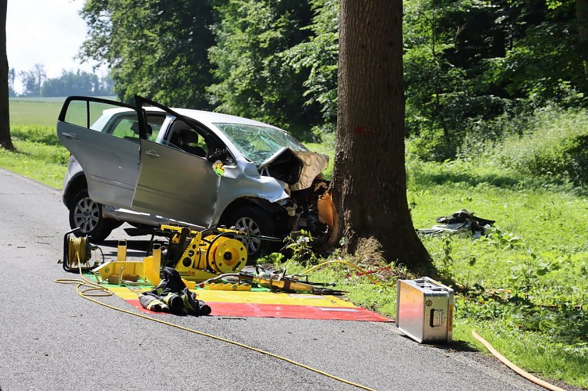 Fahrer stirbt bei Frontalkollision, Feuerwehr befreit Eingeklemmten