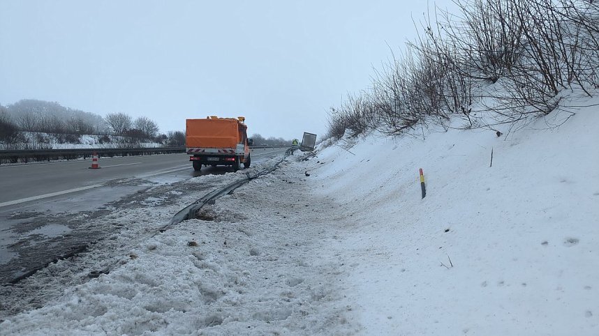 Der Lkw rutschte in den Graben.